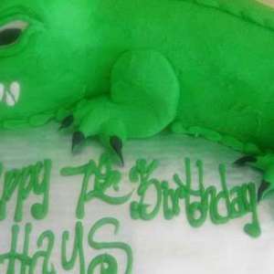 alligatorshaped-birthday-cake
